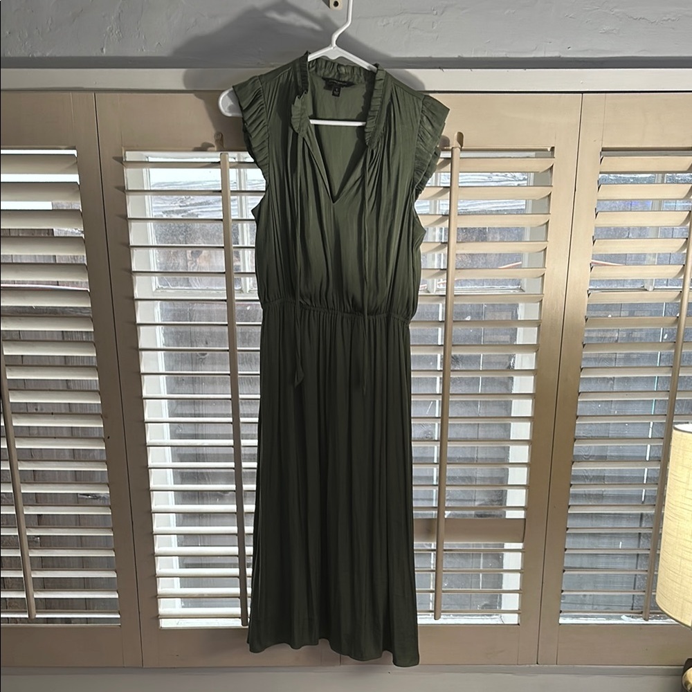 Banana Republic Green Midi Dress with V-Neck and Cap Sleeves